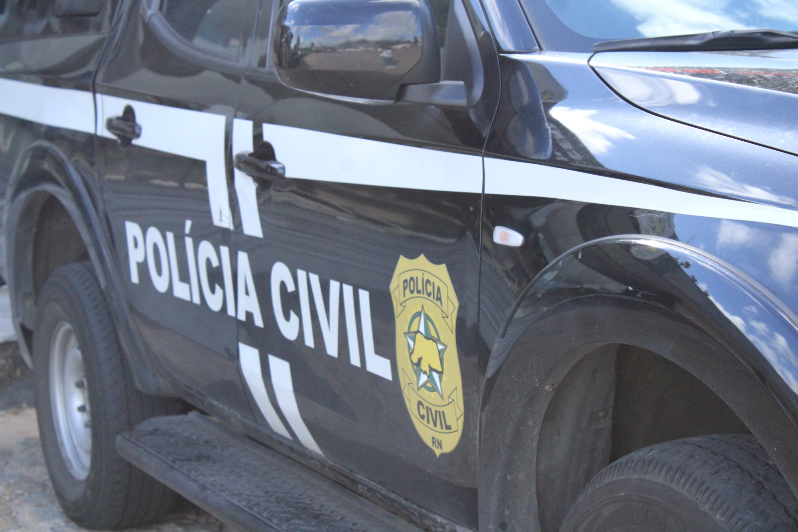 Polícia Civil prende homem por descumprir medida protetiva e ameaçar ex-companheira em Parnamirim