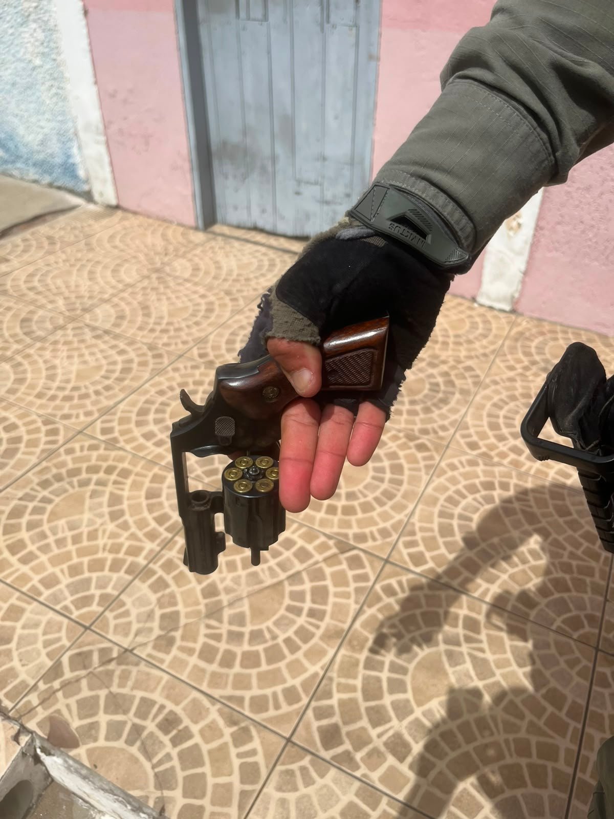 Polícia Militar prende homem com arma de fogo após ameaças em Carnaúba dos Dantas