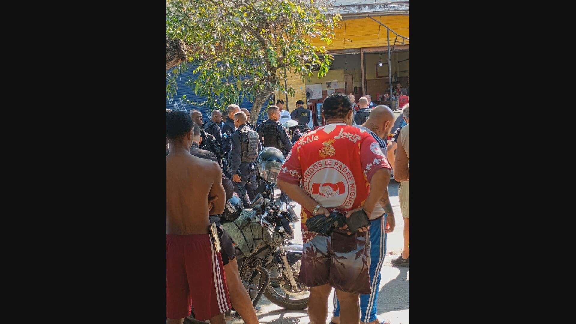 Suspeito morre após confronto com PM em tentativa de assalto em Bangu