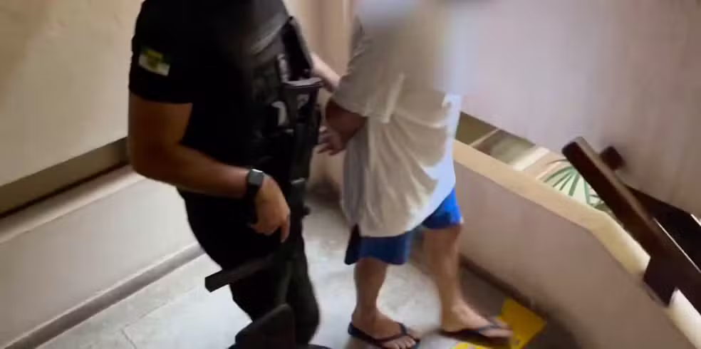 Homem que jogou explosivo em condomínio e fez ofensas homofóbicas a vizinhas é condenado a prisão em Natal