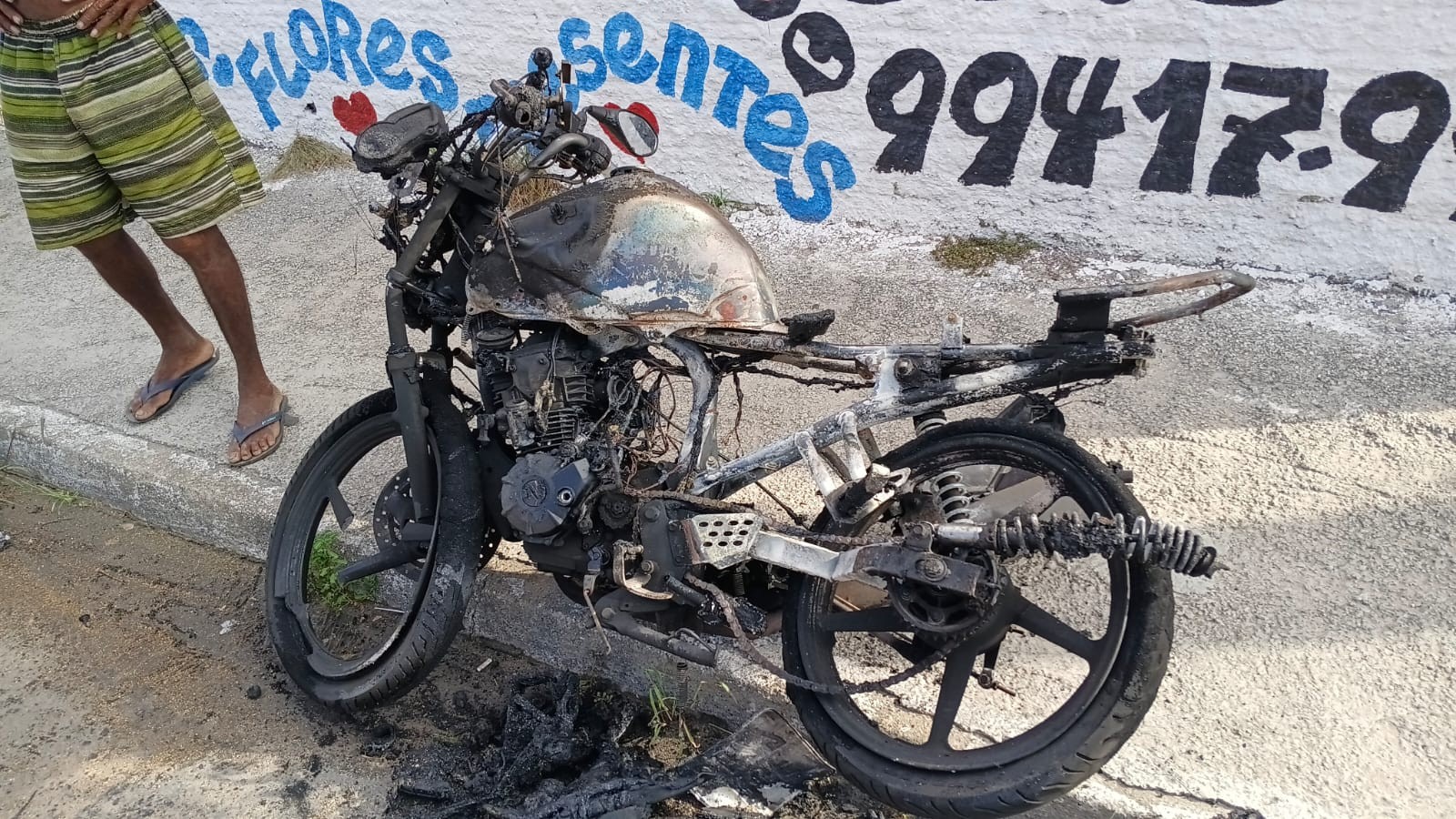 Suspeito de roubo é preso após colisão e incêndio de motocicleta em Natal