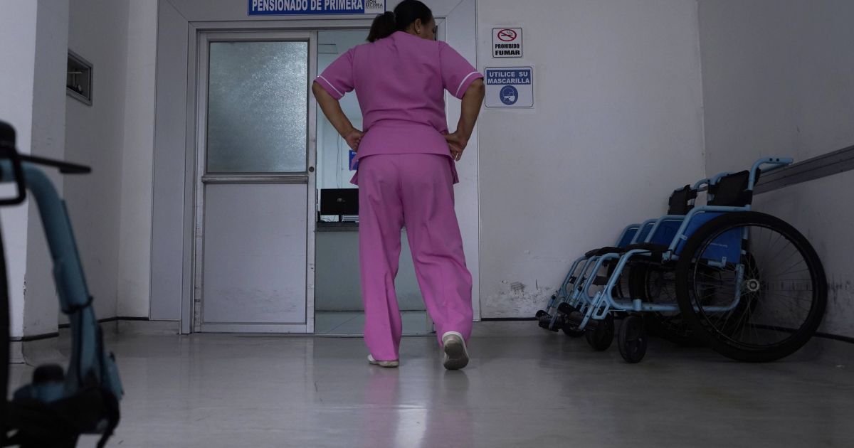Crise na saúde do Equador força famílias a custear insumos hospitalares