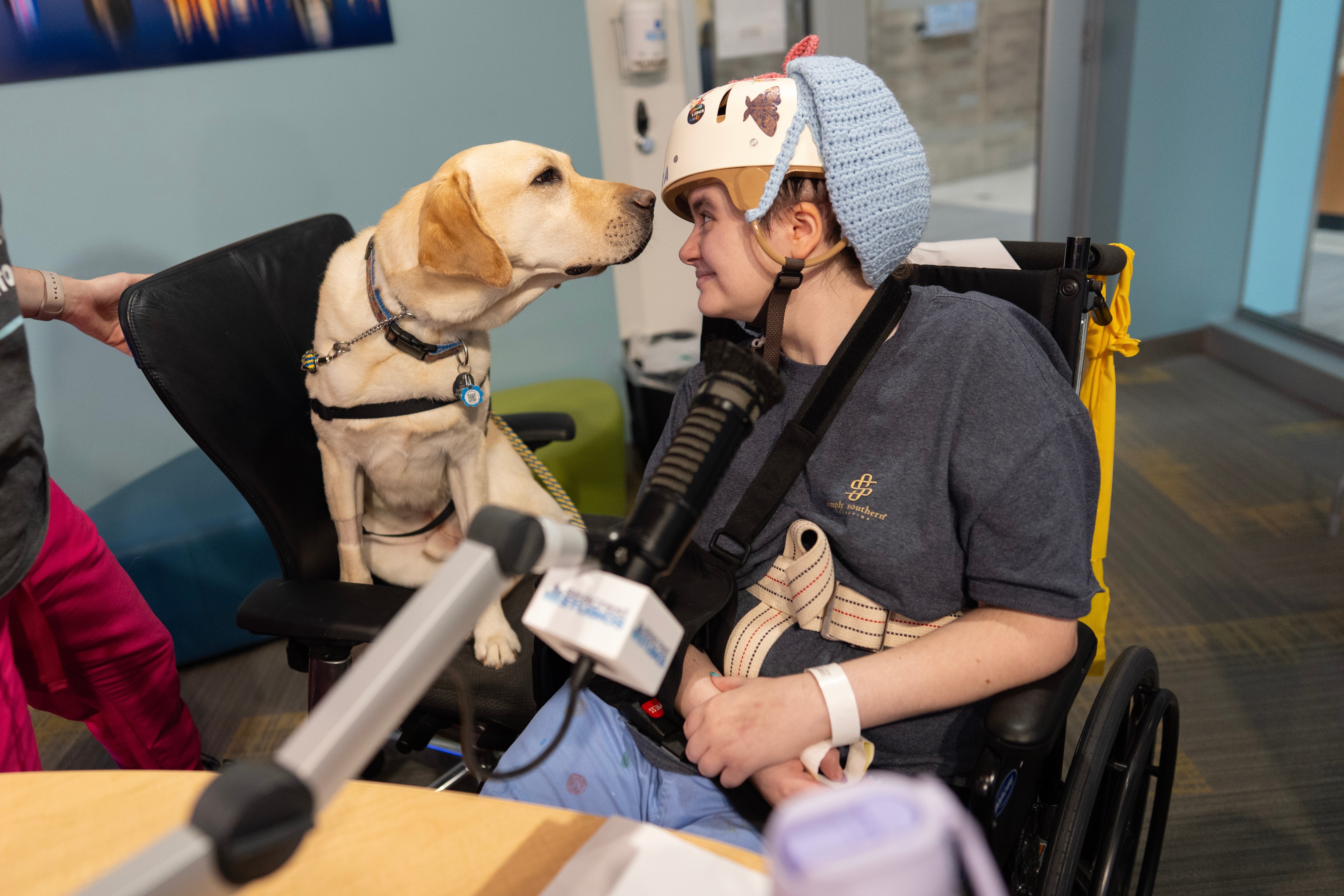 Cães de apoio transformam rotina em hospitais infantis americanos, reduzindo estresse e auxiliando na recuperação