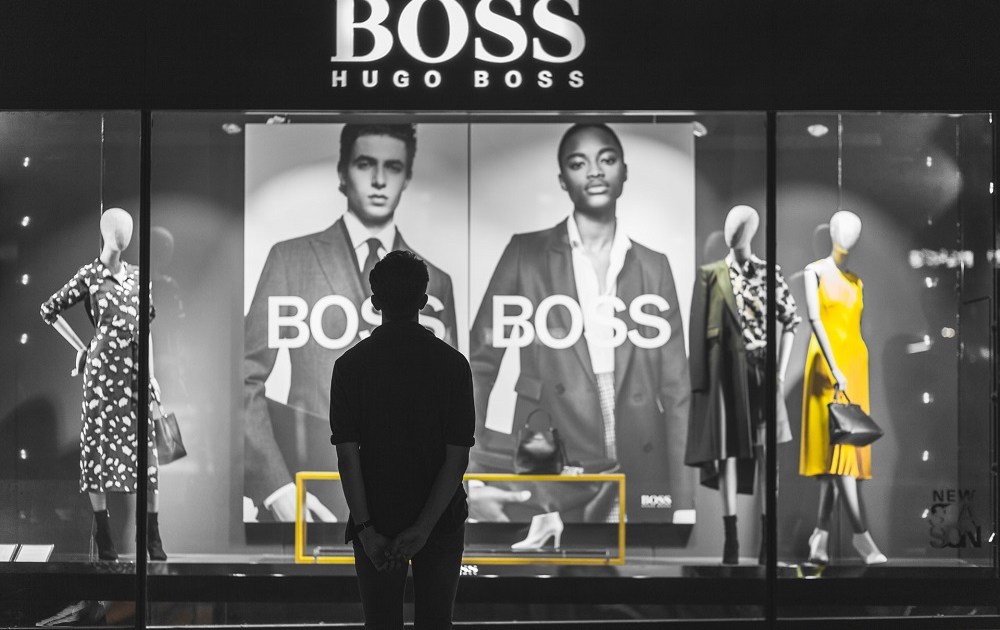 Hugo Boss desafia crise e vê lucro superar previsões
