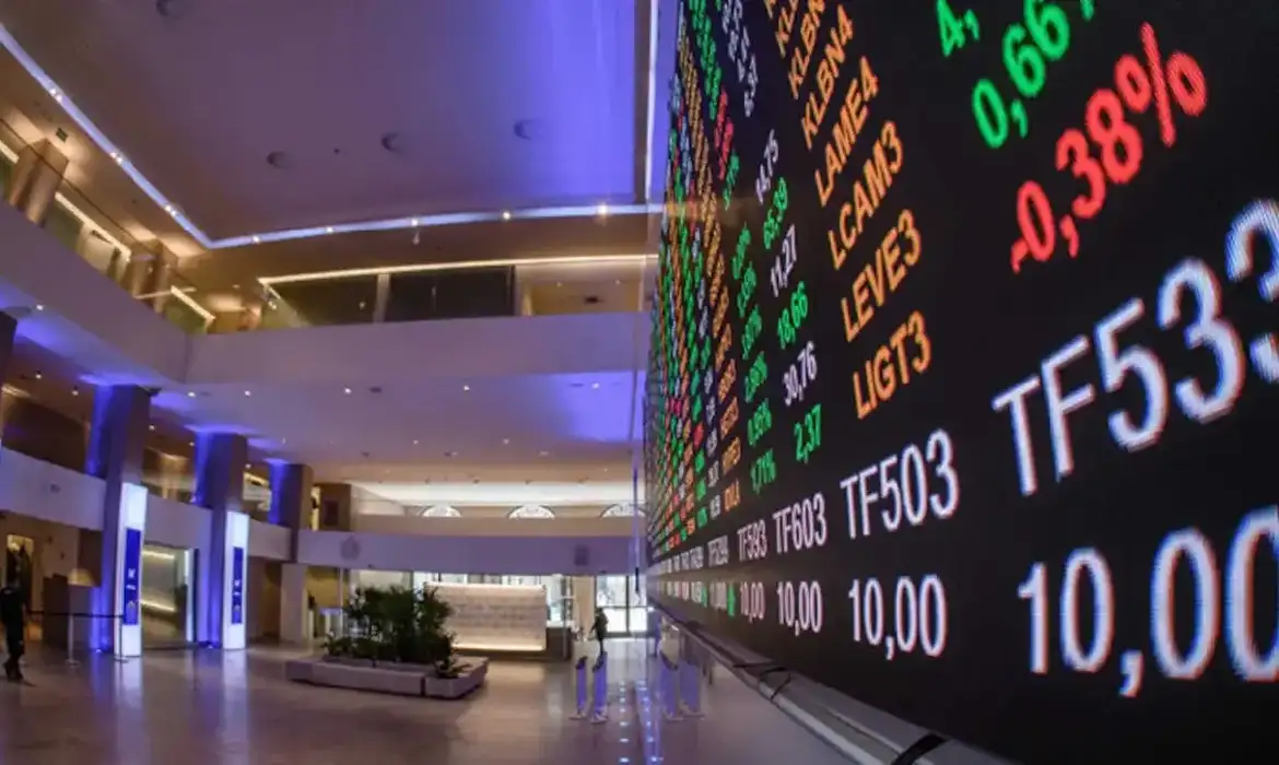 Mercado reage a tensões: Ibovespa fecha em baixa e dólar recua