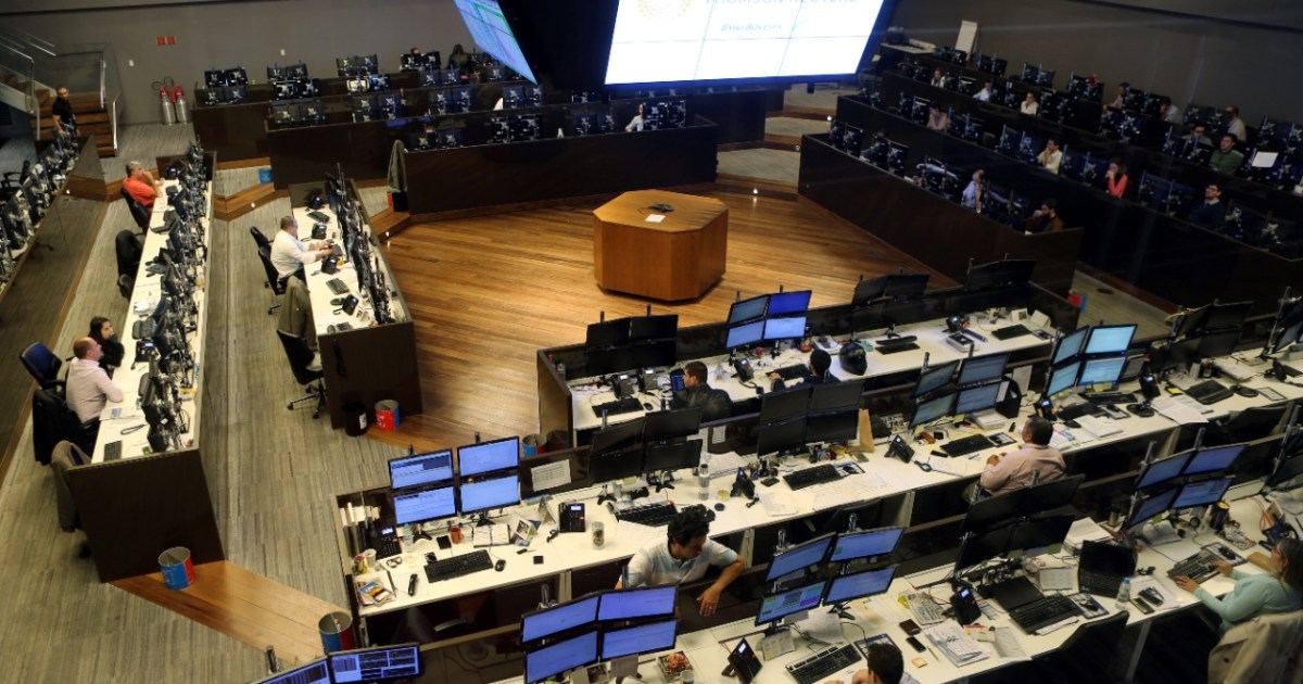 Ibovespa recua e dólar dispara com cenário incerto