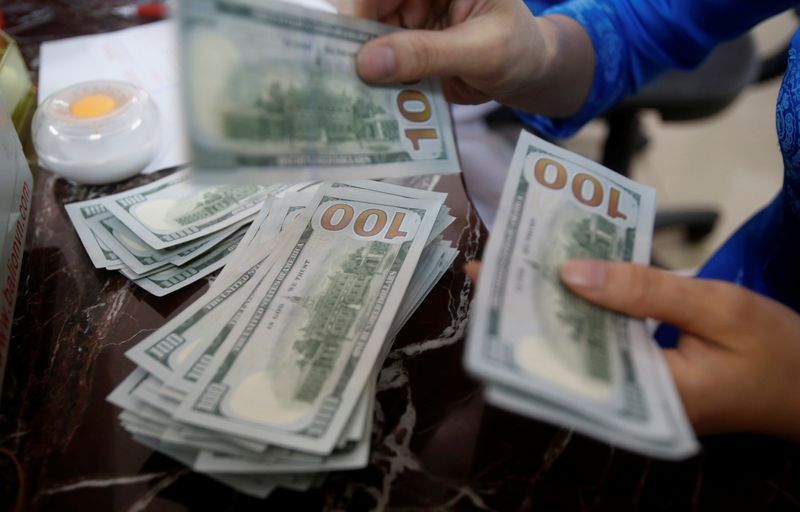 Ibovespa recua e dólar sobe com tensão geopolítica e inflação nos Estados Unidos