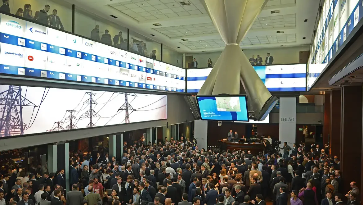 Ibovespa recupera 174 mil pontos com expectativa de Selic menor; dólar cai