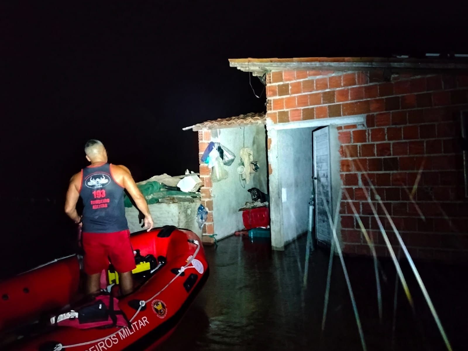 Bombeiros resgatam idoso ilhado e atua em várias frentes no Rio Grande do Norte
