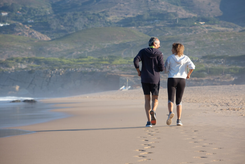 Especialistas recomendam caminhada na areia molhada para idosos e pessoas com dores crônicas