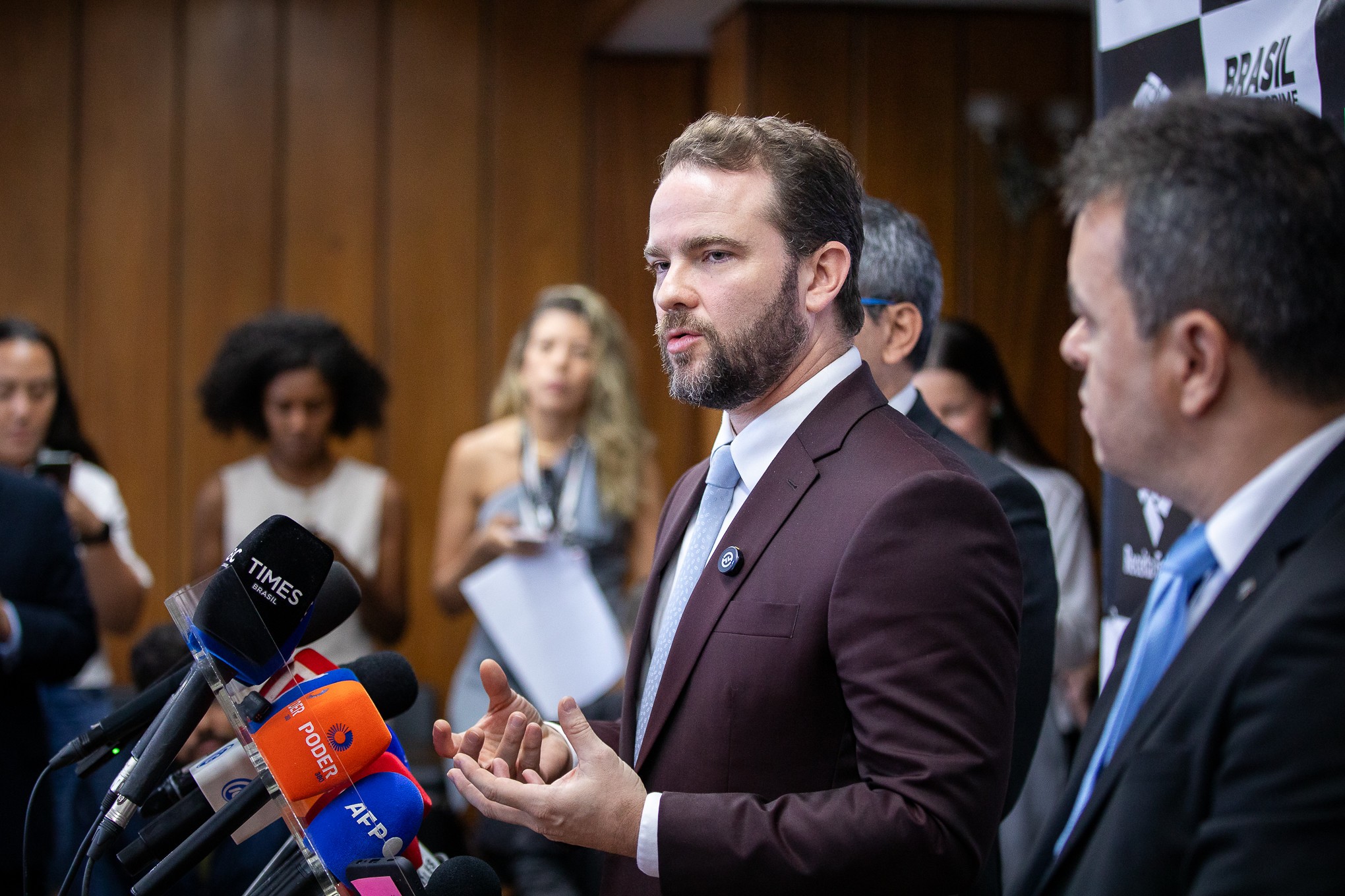 Durigan defende imposto global sobre ultrarricos no G7 em Paris
