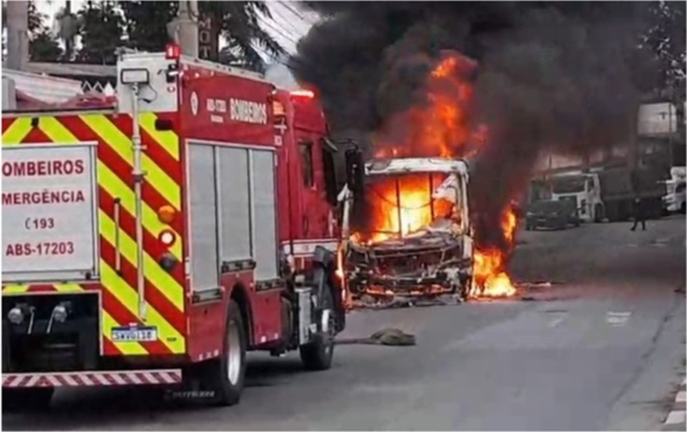 Incêndio destrói ônibus com trabalhadores a caminho de obra no Rodoanel, em Poá