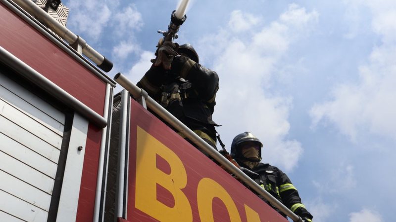 Bombeiros debelam incêndio em quarto de residência em Carnaúba dos Dantas
