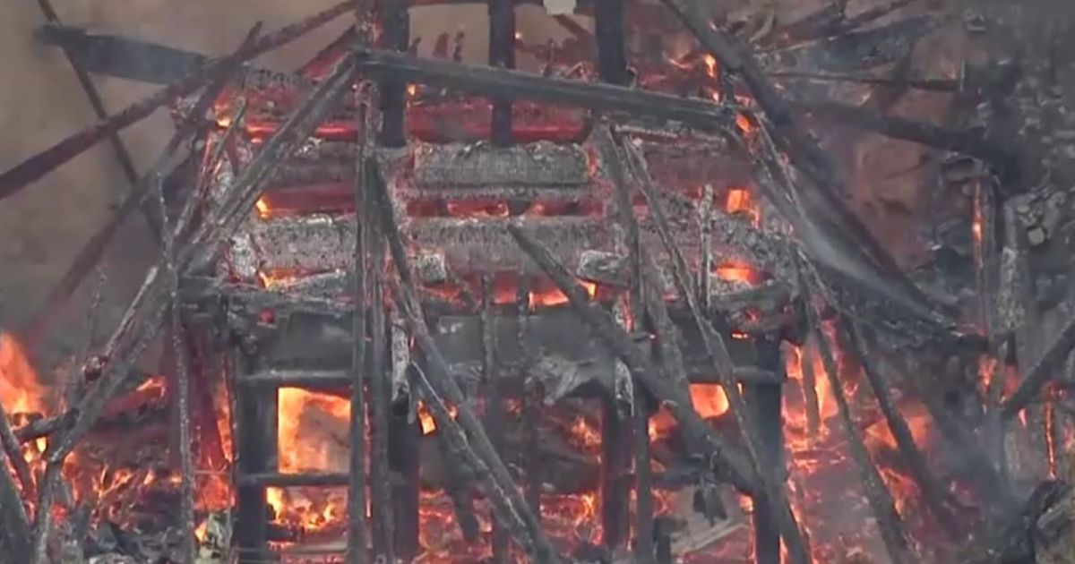 Incêndio destrói templo com "chama eterna" no Japão