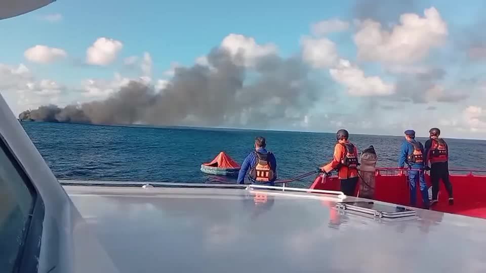 Incêndio em balsa na Indonésia deixa um morto e mobiliza resgate