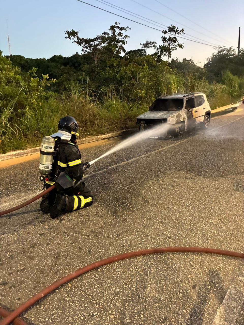 Corpo de Bombeiros debela incêndio em veículo na Zona Sul de Natal e causa lentidão no trânsito