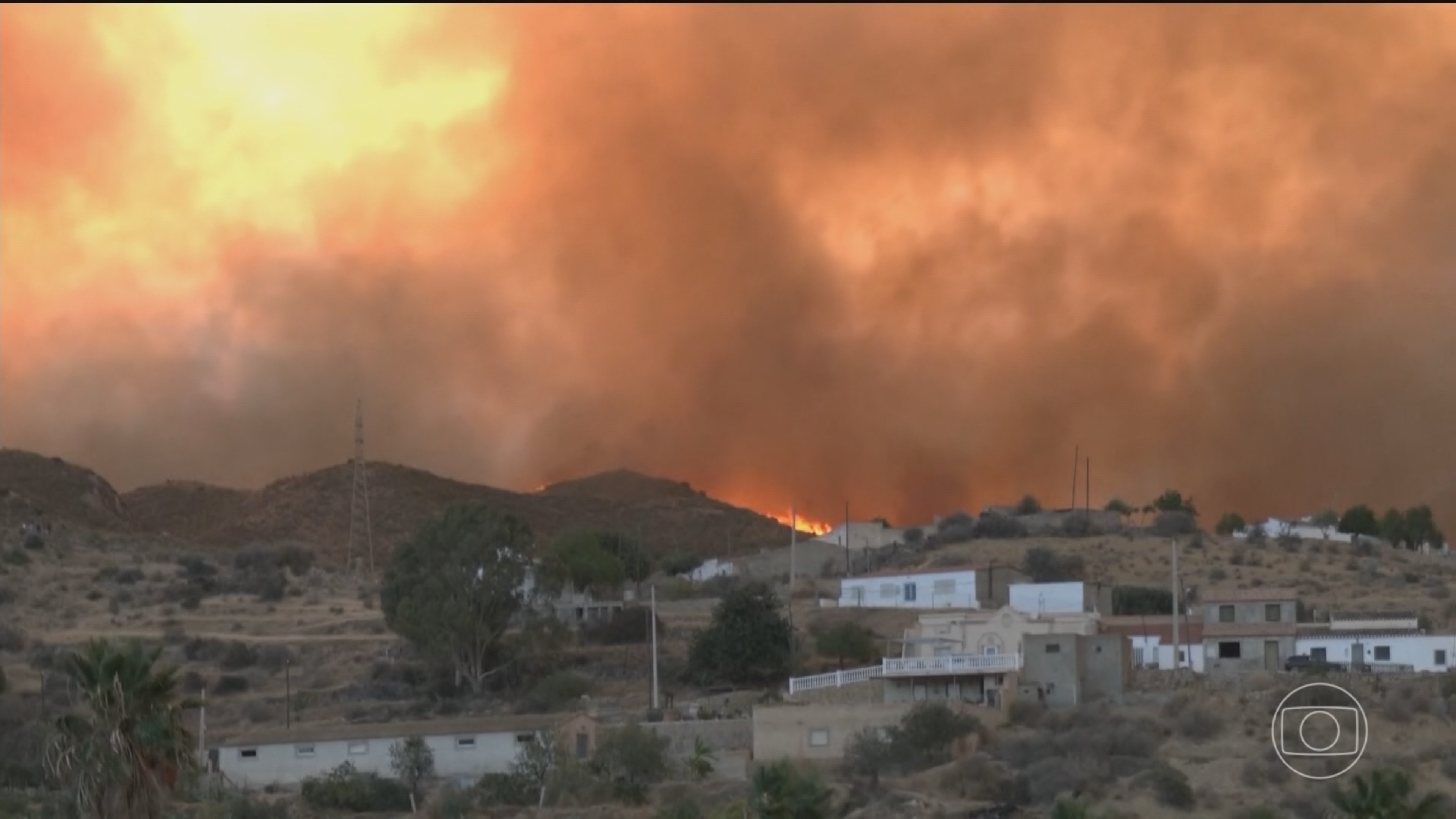 Casal é resgatado em estado grave após incêndio florestal no sul da Espanha