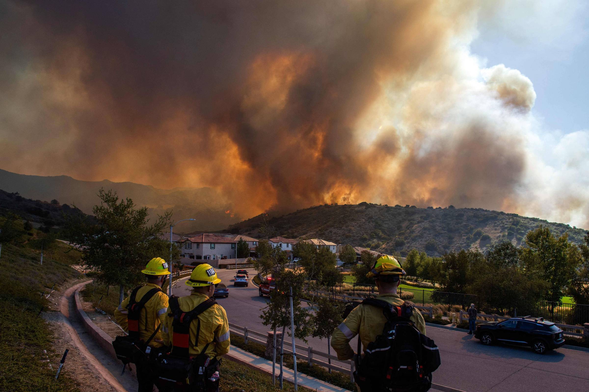 Incêndio fora de controle ameaça 29 mil em Los Angeles