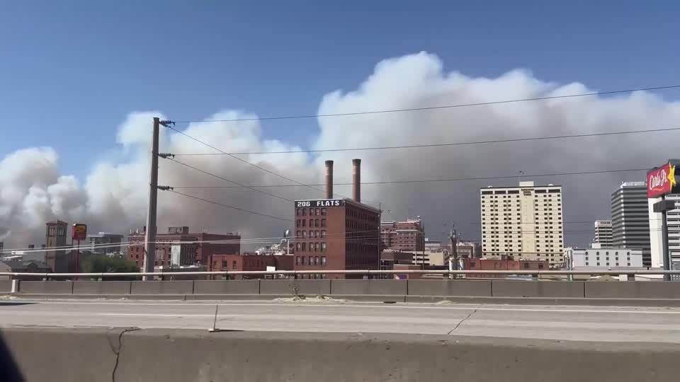 Incêndios florestais causam evacuações e deixam 60 mil sem energia em Washington