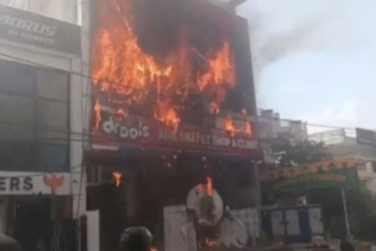 Incêndio em centro de jogos eletrônicos em Lucknow, Índia, mata 15 jovens