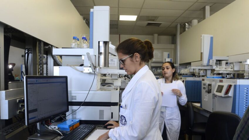 Iniciativas buscam garantir a permanência de mães na ciência brasileira