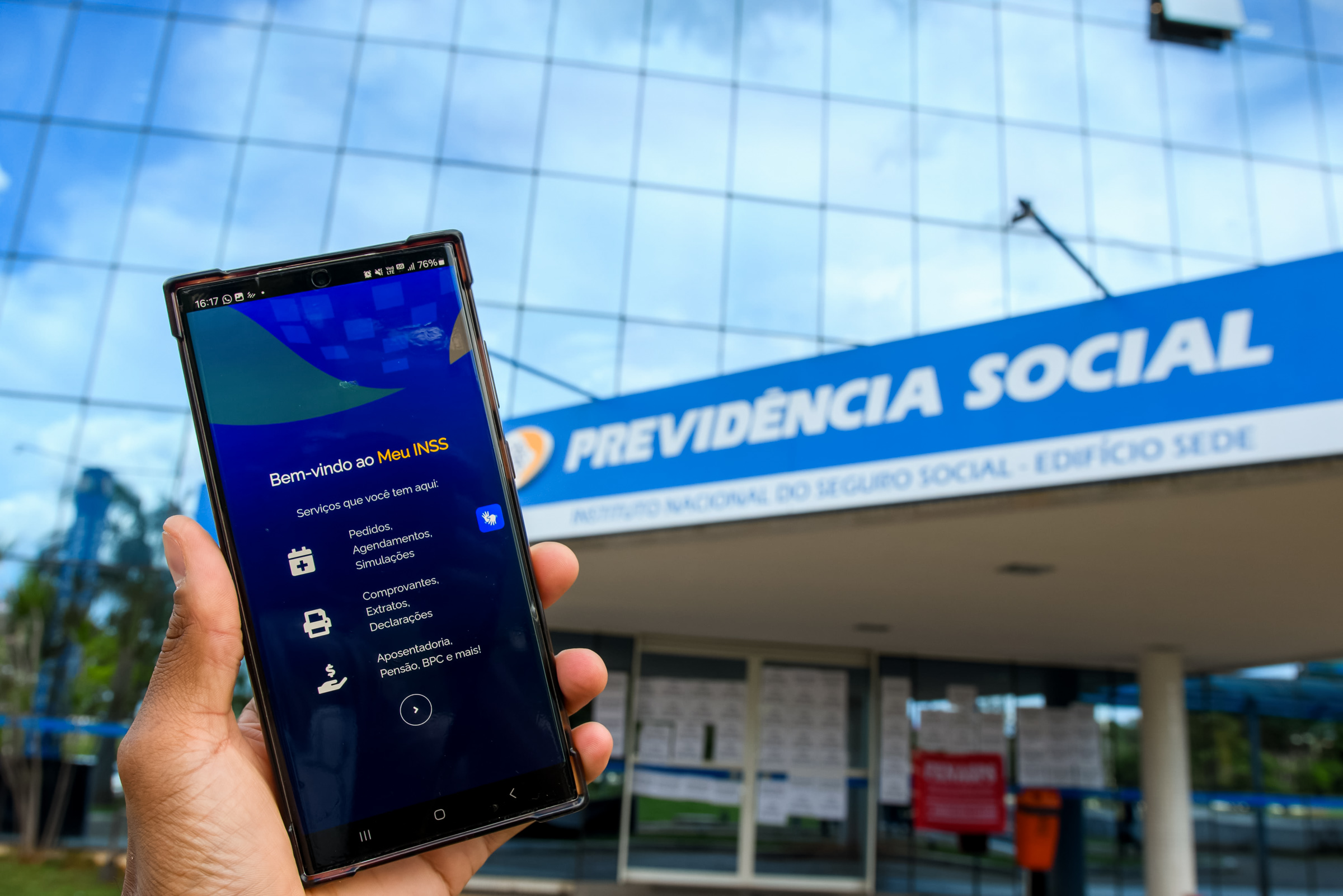 INSS paga a 2ª parcela do 13º a aposentados e pensionistas a partir de 25/5; confira o calendário