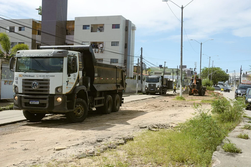 Trânsito é restringido na Avenida Jerônimo Câmara para avanço de obras