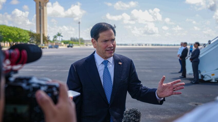 Irã aceita entregar urânio enriquecido, afirma governo Trump