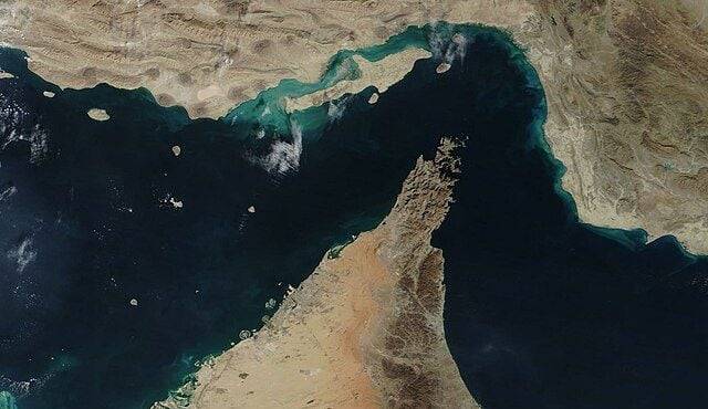 Guarda Revolucionária fecha estreito de Hormuz em escalada contra os EUA