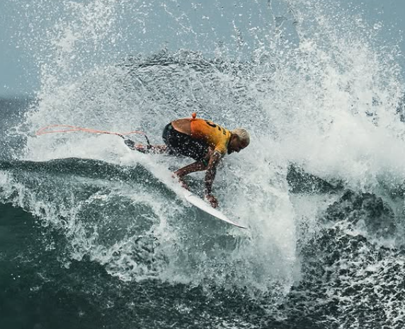 Ítalo Ferreira mantém a liderança da WSL após vice-campeonato em El Salvador