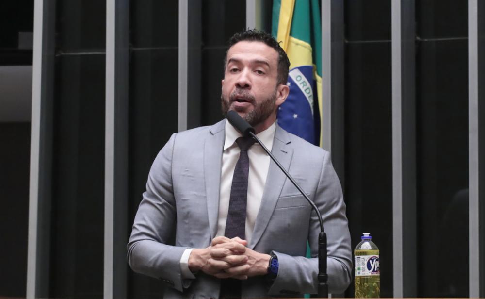 Janones relata choque de autoridades americanas com denúncias sobre Flávio Bolsonaro