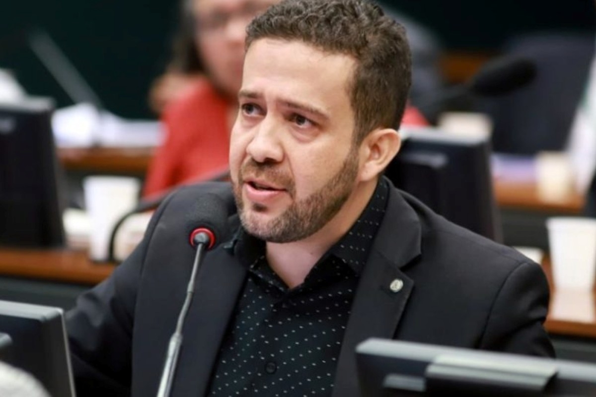 Janones propõe PEC para impor escala 6x1 a parlamentares