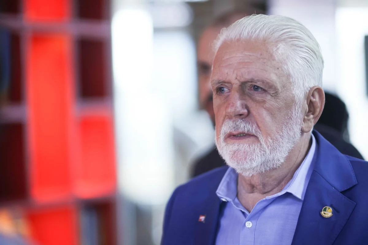 Jaques Wagner recebe apoio de Lula após investigação da PF e reafirma pré-candidatura