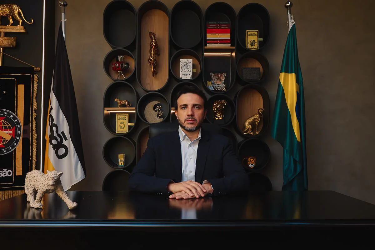 Renan Santos lança jingle que desafia o "Lula lá" com "A Vingança do Povo"