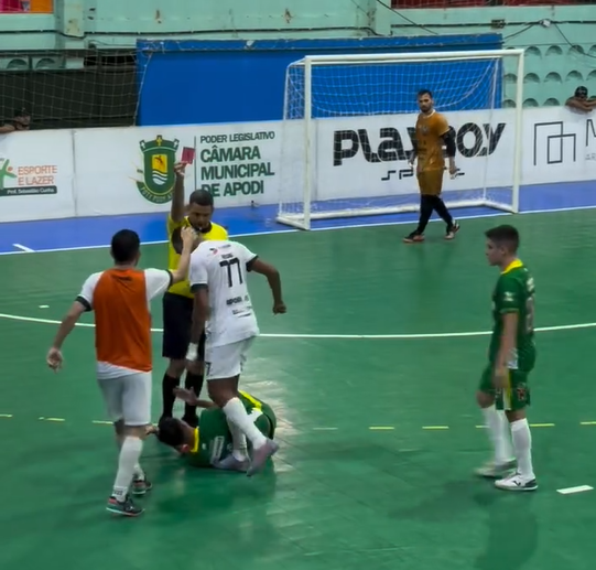 Jogador chuta cabeça de adversário caído durante partida da Copa do Brasil de Futsal