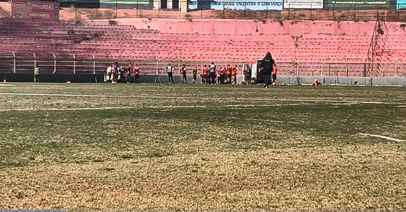 Jogador do Paulista sofre mal súbito em treino e é socorrido no campo