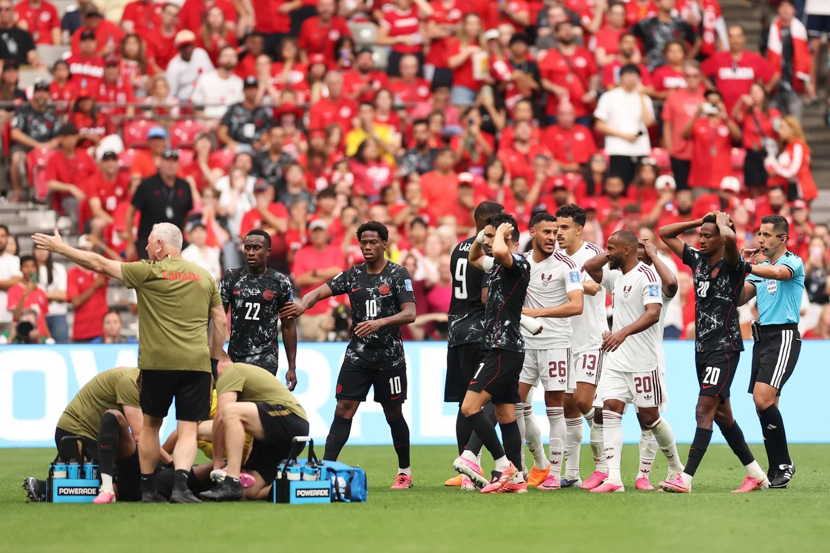 Meia do Canadá, Ismaël Koné, quebra a perna em jogo contra Catar; colegas reagem chocados