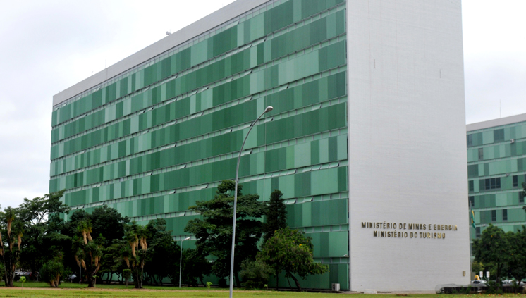 Ministério de Minas e Energia decide realizar leilão de baterias e gera debate sobre retorno ao investidor