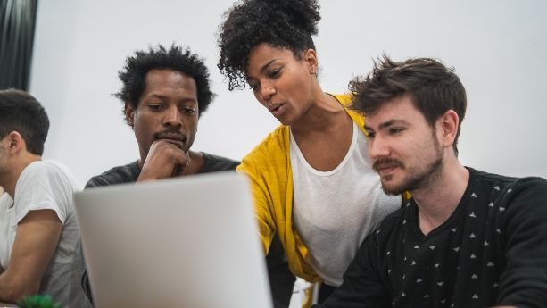 Geração Z redefine o trabalho: bem-estar supera carreira tradicional