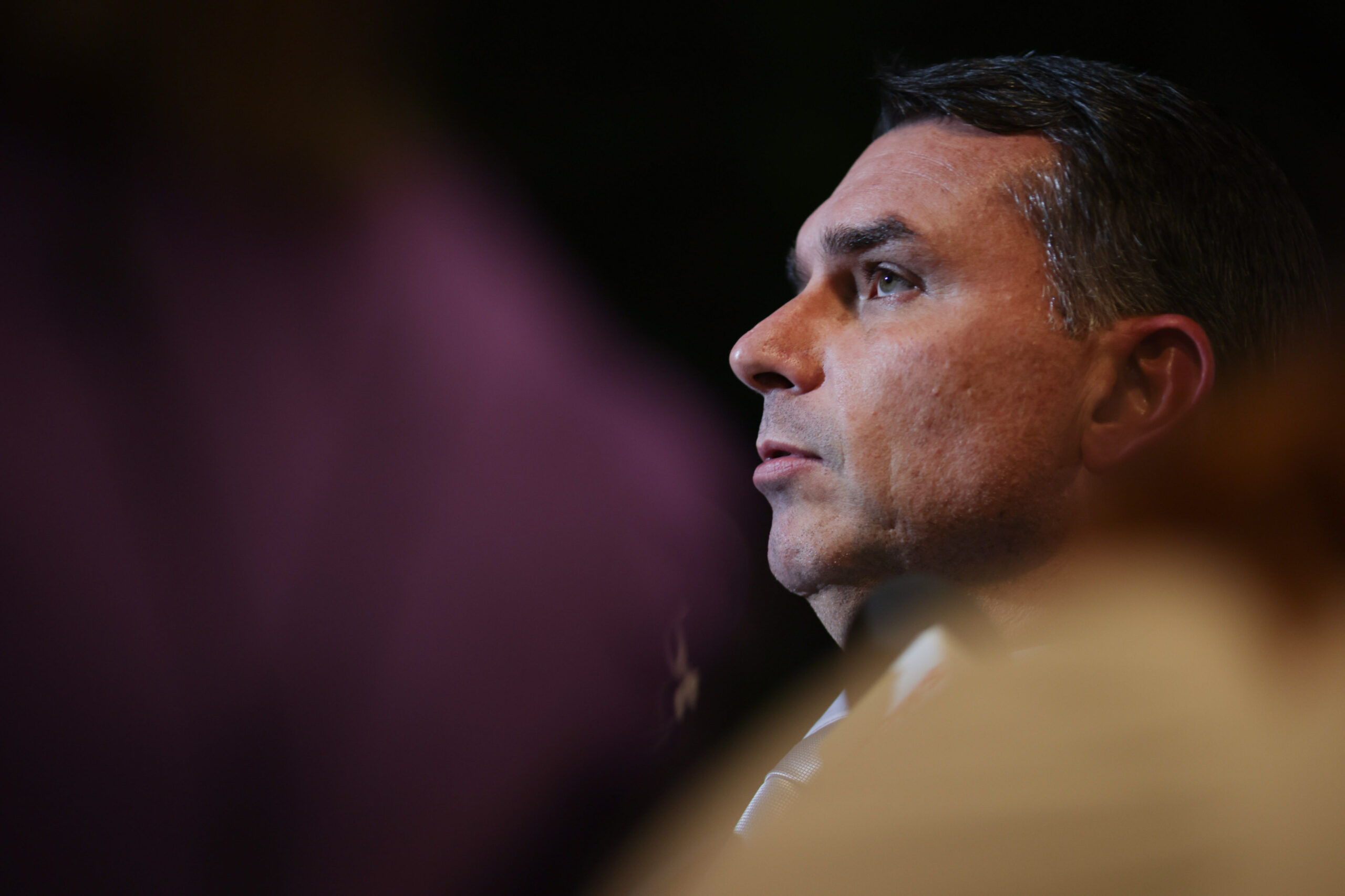 Juiz ordena Google a revelar dados sobre links de Flávio com CV
