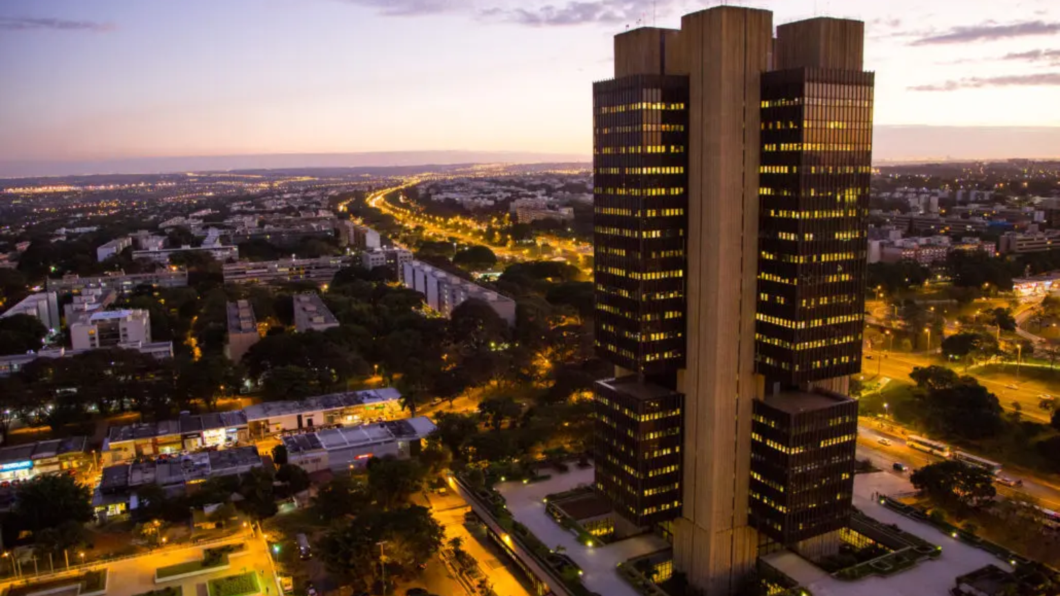 Juros bancários alcançam pico histórico de 33,8% ao ano, aponta Banco Central