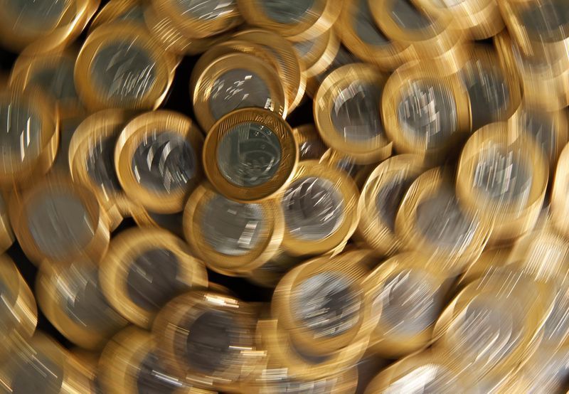 Juros futuros sobem com incerteza sobre inflação, tarifas e conflito no Oriente Médio