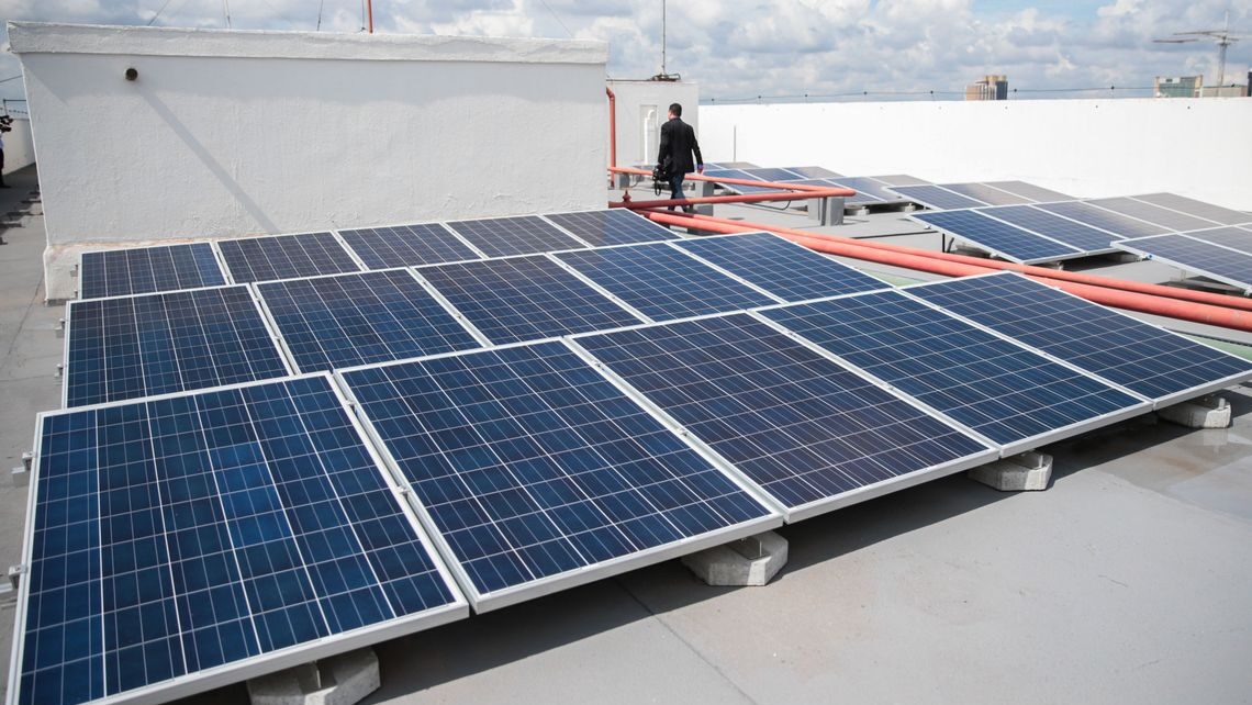 Justiça condena empresa de energia solar por fraude e determina indenização a cliente