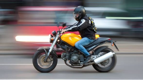 Justiça do RN condena empresa de rastreamento por negar auxílio a motociclista após colisão em Natal