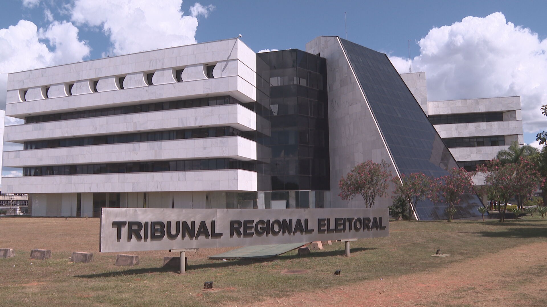 TRE-DF prepara força-tarefa para fiscalizar uso de IA nas eleições de 2026