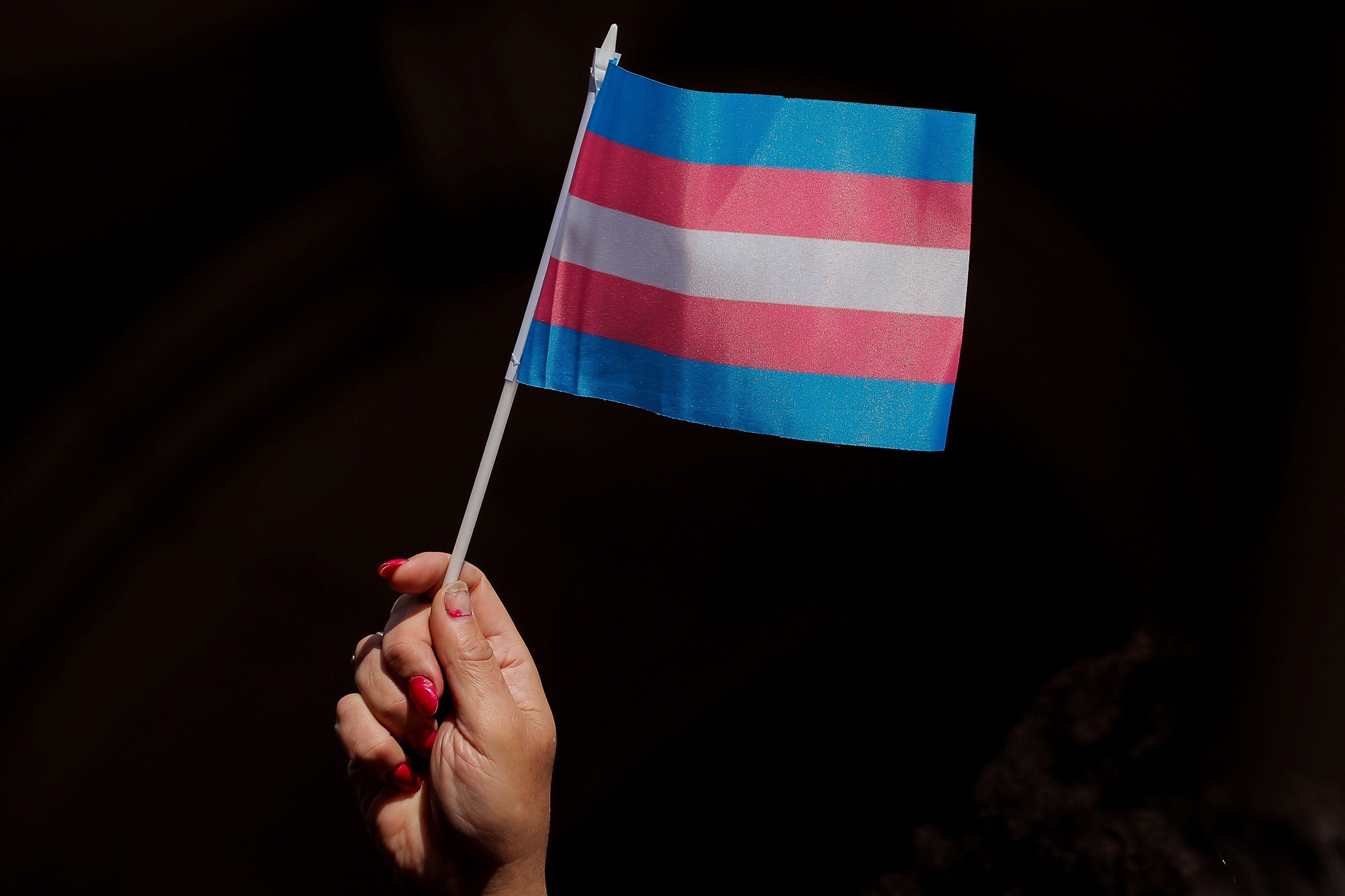 Justiça Federal autoriza bloqueadores hormonais a adolescente trans de 13 anos e afasta regra do CFM