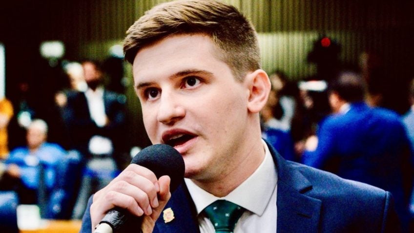 Justiça determina remoção de vídeo com ataques de Lucas Pavanato a Erika Hilton