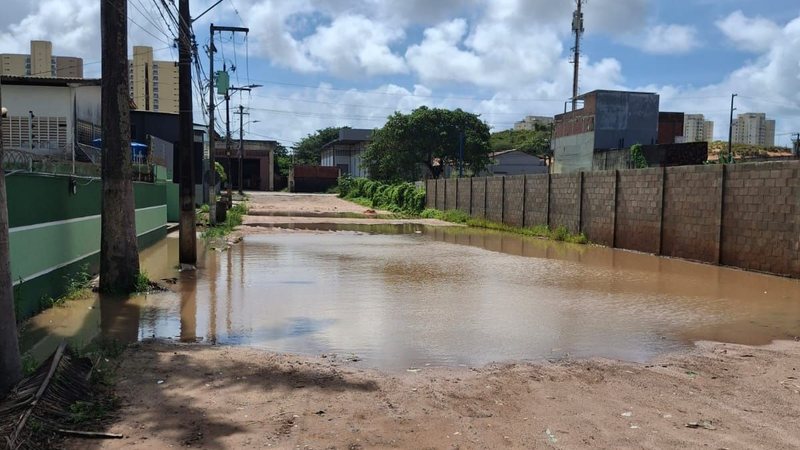 Moradores do Pitimbu cobram drenagem e pavimentação em rua cronicamente alagada