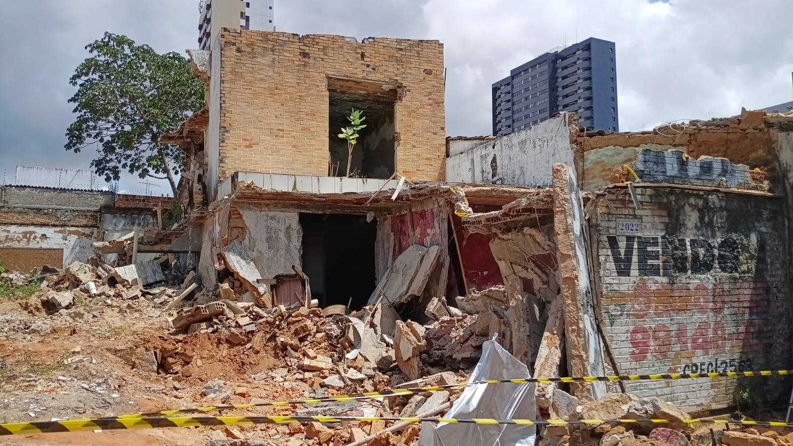 Pedreiro é atingido por laje durante demolição na Zona Sul de Natal