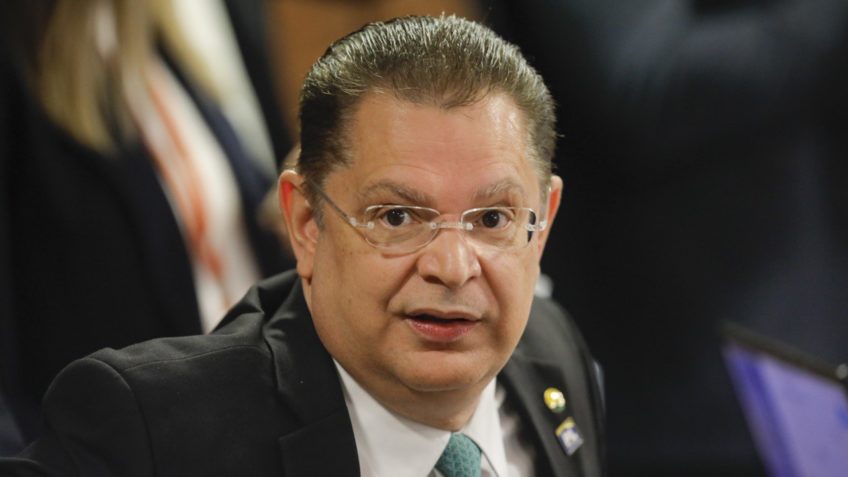 Sóstenes Cavalcante convoca diretor da PF sobre caso INSS